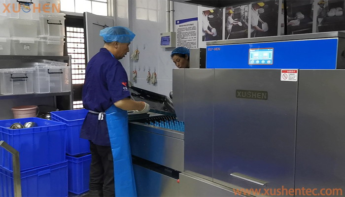 學(xué)校食堂商用洗碗機(jī)-長龍式洗碗機(jī)XS-C440PH 使用現(xiàn)場